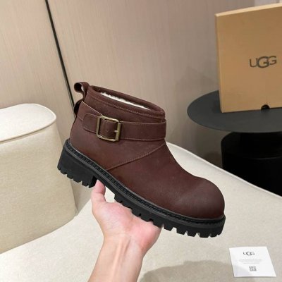 UGG。 最高版本官网同款雪地靴机车靴：超显瘦显腿长。款式百搭时尚： 面料：牛皮 内里和垫脚：澳洲进口纯百分之百的全真羊毛 大底：原版开模橡胶底.超级防滑.轻便