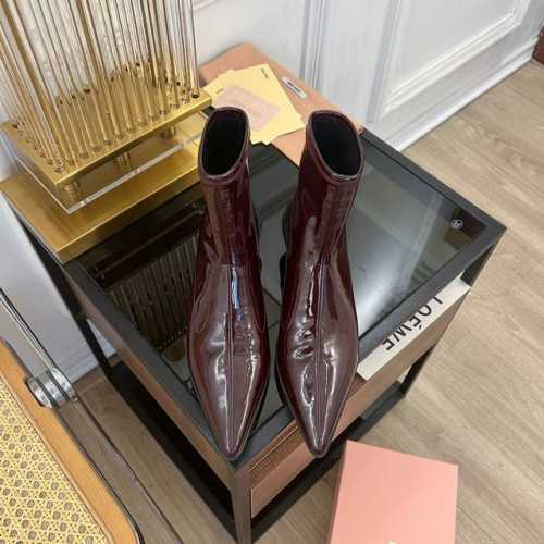 MiuMiu缪缪 2024 miu家2024春夏新品 专柜最新爆款尖头小猫跟短靴系列 时尚 简约高级 随意搭配 上脚非常轻便舒适 今年主推款 时尚 简约高级 随
