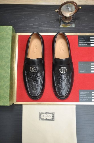 出厂价P 古奇 Gucci 高端牛里 新款Gucci* 顶级版本 古奇经典休闲皮鞋！选用进口原版牛皮面，内里头层舒适牛皮内里！原版耐磨橡胶大底！高品质精品！码数