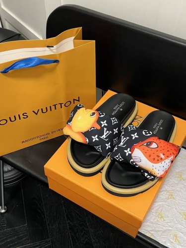 橙子出厂价p louis Vuitton 路易威登 Lv新款个性印花魔术贴拖鞋 平底凉拖 情侣款 码数 35-45