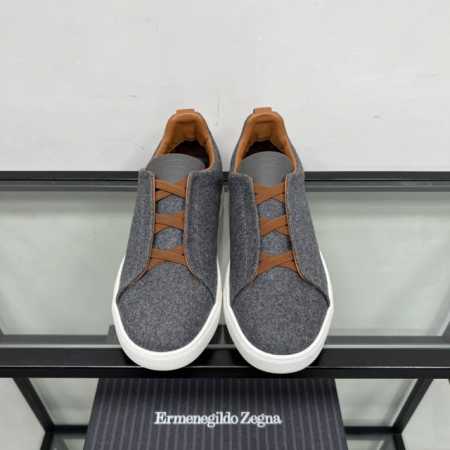 Zegna Xxx系列 由14Milmil14 羊毛面料制成，鞋床、填料、加固件和外底均采用再生材质。 细节:脚背标志性骆马色xxx交叉松紧，时尚可持续14Mi - 点击图像关闭