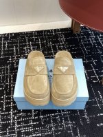 代购级360 Prada 25Ss 春夏爆款松糕包头拖 勃肯拖系列 在这个In时代必备的拖鞋 摇摇防滑厚底 夏季新款黑马单品,海内外时尚博主纷纷上脚大秀 火遍海