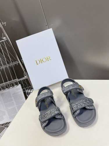 Dior迪奥春夏最新款魔术贴凉鞋、超多明星网红种草、经典的版型设计上迪奥LOGO五金点缀、超好看超百搭、上脚非常柔软鞋面进口电绣，内里羊皮里、正品开模TPU大底