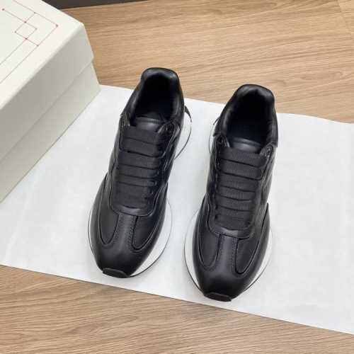 情侣款ALEXANDER MCQUEEN 亚历山大.麦昆情侣款，2024新款Sprint运动跑步老爹鞋 采用了白色进口环保皮革拼接和印花凹凸字体工艺的鞋面与轮廓