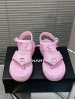 出厂 P350 Chanel香奈儿25 C春夏凉鞋 高版本 厚底凉鞋太好看太好看了，非常柔软的羊皮不用害怕磨脚，上脚不重，简直无敌增高，超喜欢这个设计，本系列现