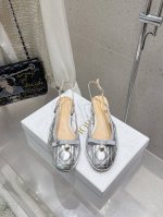 顶级版本 迪奥 Dior 2025春夏高定系列新款 Ballet 标志性电绣藤格纹低跟芭蕾舞女鞋 CD字母logo珍珠扣粗跟蝴蝶结凉鞋材质：进口金属羊皮 环保藤