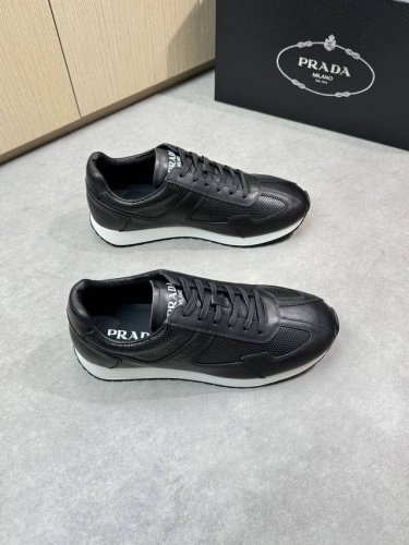 prada 普拉达 -高端品质 原单休闲运动鞋 -鞋面：纳帕小牛皮、压孔小牛皮、鞋舌.鞋身；空压品牌Logo -内里：水染牛皮 -大底：超轻Tpu发泡 橡胶；成