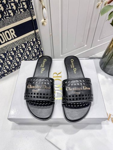 橙子出厂价p dior 迪奥春夏新款 镂空平底拖鞋 一字拖 休闲凉拖 这款D-Lane凉拖彰显经典风格 黑色牛皮革鞋面 展示镂空藤格纹图案 饰以金色饰面金属Ch
