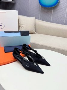 PRADA 普拉达 早春 走秀款女鞋 尖头粗跟专柜走秀款！ 出厂价 _____________________鞋面：进口真丝 牛皮 ───── 内里：羊皮 ──
