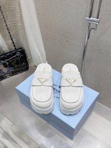 Prada 普拉达2025春夏新款厚底凉鞋 三角扣面包包头半拖鞋 最新走秀系列 经典升级 舒适度与时髦度并存 每个颜色搭配都好看，设计搭配不同风格需求鞋面：原版