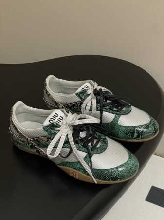 Miu Miu 25Ss 缪缪春夏新款走秀款 玛丽珍款德训鞋 休闲运动鞋 蛇皮运动鞋 以经典复古鞋型为蓝本 质感皮革勾勒流畅线条 复古轮廓金属扣与鞋带设计巧妙融 - 点击图像关闭