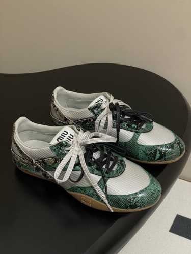 Miu Miu 25Ss 缪缪春夏新款走秀款 玛丽珍款德训鞋 休闲运动鞋 蛇皮运动鞋 以经典复古鞋型为蓝本 质感皮革勾勒流畅线条 复古轮廓金属扣与鞋带设计巧妙融
