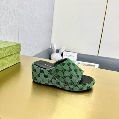 出厂价Pp *巴黎世家 夏季新款厚底坡跟拖鞋 无敌增高效果 谁能不爱呢？上脚稍微有点重 但巨显腿细 脚感很好 夏天鞋柜必入的一双鞋子 面料：牛皮和特殊布料 内裡