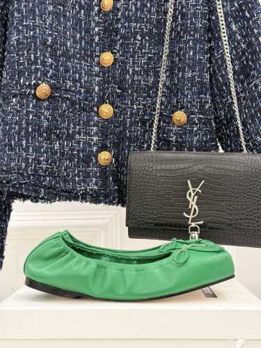 厂价 Jacquemus25Ss春夏新款 大方头蝴蝶结芭蕾舞鞋 这款乐福鞋真的很耐看！ 大方头设计 真的太时髦了 胖宽脚型也可驾驭 修饰脚型 显脚瘦！ 面料采用