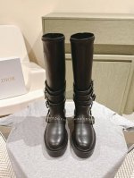 厚底带扣长靴 迪奥DIOR#弹力靴 经典铆钉珍珠条漆皮袜靴 时髦有型的 脚感舒适凹造型必备经典百搭美得无与伦比 超好穿 今年袜子靴超火 上脚非常舒适 云朵袜靴！