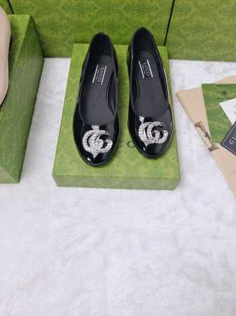 GucCi 饰水晶双G G造型配件为一系列女士鞋款注入摩登新韵。闪耀夺目的配件亮眼装点凉拖鞋和防水台浅口鞋等各式鞋款 凉鞋、单鞋同款 ，在彩色漆皮或金属质感皮革 - 点击图像关闭