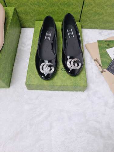 GucCi 饰水晶双G G造型配件为一系列女士鞋款注入摩登新韵。闪耀夺目的配件亮眼装点凉拖鞋和防水台浅口鞋等各式鞋款 凉鞋、单鞋同款 ，在彩色漆皮或金属质感皮革