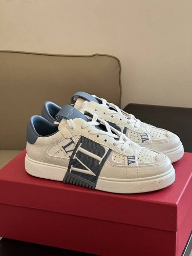 出厂: Valentin O 23秋冬新色上线 情侣款 顶级版本 鞋面设计真是细节满满 织带刺绣 以及不同纹路的皮质的拼接运用 视觉上真的很精细了 鞋底组合而成