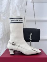 厂价 Roger Vivie* RV经典小方扣粗跟袜子靴！ 本季王炸神款女神必备单品 袜子靴的特点就是穿着舒适瘦腿 不管什么腿型都能包得住 超好搭配衣服 巨显脚