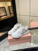 miumiu新款擦色脏脏小白鞋依旧经典时尚简约的格板设计！品质灰常牛！Miumiu 擦色脏脏小白鞋，前卫大胆的MiuMiu风格融于此款漂白皮革运动鞋的简约线条，