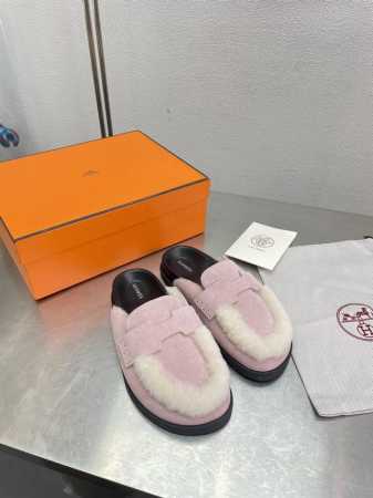 毛条卷毛里拖鞋 高定版 Hermes 大头毛拖 粉色 H这款彩虹毛毛拖 棉花糖一样柔软 上脚显白 很容易戳中审美的可冲款 原版1:1开模 毛面6色 羊毛鞋面垫脚 - 点击图像关闭