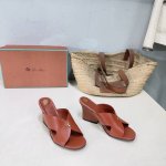 高品质出厂350！小众潮牌Loro piana L 春夏这款复古绝美平底坡跟简易拖鞋！ 简约即时髦 松弛的高级感 时尚宠儿看过来 简直是时尚圈新宠 简易设计独特