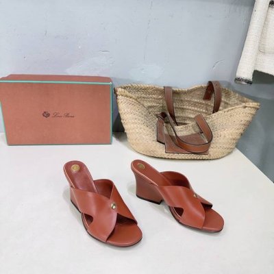 高品质出厂350！小众潮牌Loro piana L 春夏这款复古绝美平底坡跟简易拖鞋！ 简约即时髦 松弛的高级感 时尚宠儿看过来 简直是时尚圈新宠 简易设计独特