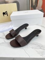 高品质出厂 The Row 胎牛皮一字带猫跟拖鞋 高品质极简小众春夏新款性感猫跟极简拖鞋！一如既往的简单，超强设计感，线条简洁流畅 虽然没有过多的元素点缀，但真