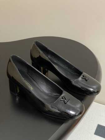 25Ss早春新款Louis Vuitton Lv Swing 高跟鞋最火最新金属跟玛丽珍后空粗跟凉鞋字母标高跟单鞋 选用柔软 皮革塑造易于穿脱的设计，以利落线条 - 点击图像关闭