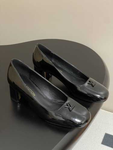 25Ss早春新款Louis Vuitton Lv Swing 高跟鞋最火最新金属跟玛丽珍后空粗跟凉鞋字母标高跟单鞋 选用柔软 皮革塑造易于穿脱的设计，以利落线条