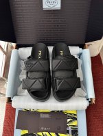 莞产 * 25Ss春夏Nappa皮革魔术贴拖鞋 原版购入代购级别 -黑色 材质与工艺 原版Nappa皮革 鞋面带有钩圈搭扣 金属字母徽标 4.5Cm凹凸纹橡胶厚
