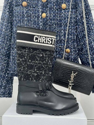 厂价 Dior 迪奥经典秋冬复古字母刺绣工装靴 D家经典款靴子并不多 这款专柜一直热卖 不得不说这款鞋子特显瘦 靴筒是宽松设计 不管是光腿穿还是塞裤子进去穿都超