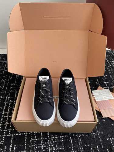 代购级 Miumiu 25Ss 春夏新款 厚底 帆布 半拖 小白鞋 简约造型，超轻原版开模鞋底，脚感妥妥满分 好穿好搭，增高6Cm Size: #35-40 4