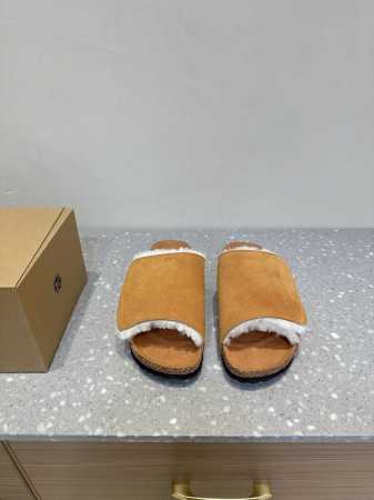 BIRKENSTOCK 博肯 毛毛鞋 情侣款 加绒软木拖鞋外穿Arizona系列 舒适还轻便，再加上弧度贴合脚弓，而且软木乳胶有一定的收缩性，长时间穿着后能贴合 - 点击图像关闭