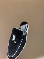 loro Piana 诺悠翩雅代购级平底拖鞋。这款绒面拖鞋搭配饰有Loro Piana My Charms 吊坠的饰带，并饰以同色缝线。精致柔美，适合搭配都市和