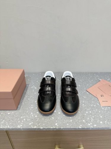 MiuMiu 24ss 秋冬新款 魔术贴 情侣 德训鞋 复古休闲鞋 最新款德训小白鞋，在找小白鞋还要复古的还要舒适的 还要那种德训鞋的可以看过来了 秋冬火爆款休