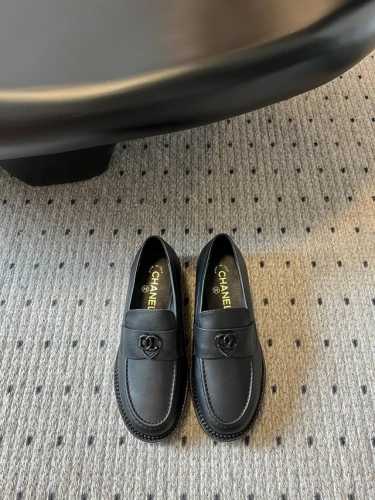 顶级版本 Chanel 24ss 小香爱心扣 厚底 乐福鞋 秋冬香家必备爆款 女神系列，拥有香家特色优雅名媛气质，超级耐看，让人无法抗拒，心动ing 鞋面：进口