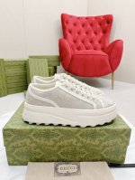 橙子出厂价p Gucci 古驰 经典刺绣Gg低帮老花厚底帆布鞋 休闲鞋板鞋 情侣款 这件亮眼吸睛的单品从网球世界中汲取创作灵感。这款运动鞋采用同色调米色和乌木色