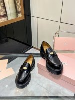 MiuMiu 24FW 走秀金币乐福鞋Miu女孩们的新色乐福来啦！今年秋冬的复古做旧的新色 牛皮材质！今年Miu爆火的不要不要的！都是那种做旧的皮质 穿上超好看