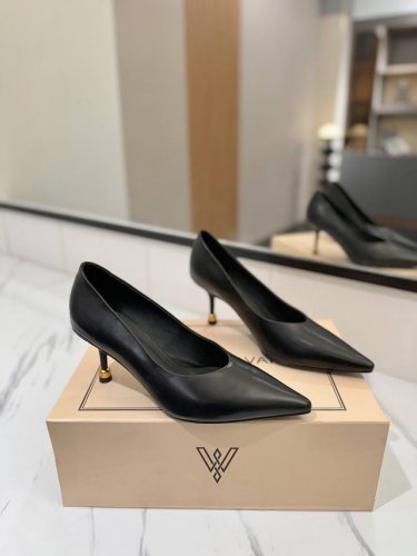出厂 Vanda Novak来自意大利品牌 全网独家 耗时3个月研发 鞋跟独特设计酒杯 重磅系列 众多联手意大利品牌 推出高级感满分的鞋款系列 火遍Ins神仙绝