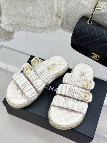 厂价 CHANE*｜小香经典春夏新品三带褶皱书包扣渔夫拖鞋韩国明星金智妮jennie同款真的推荐这款超美轮美奂的渔夫拖鞋当我第一次看到这款拖鞋的时候简直就眼前一