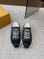 Lv 路易威登 25Ss新款 Olympia运动鞋 Lv Olympia运动鞋的运动流线型设计灵感来自跑鞋。精致的鞋面由多种技术材料制成，包括网眼和金属合成皮革