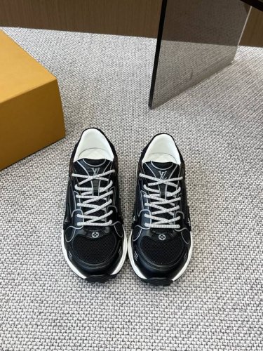 Lv 路易威登 25Ss新款 Olympia运动鞋 Lv Olympia运动鞋的运动流线型设计灵感来自跑鞋。精致的鞋面由多种技术材料制成，包括网眼和金属合成皮革