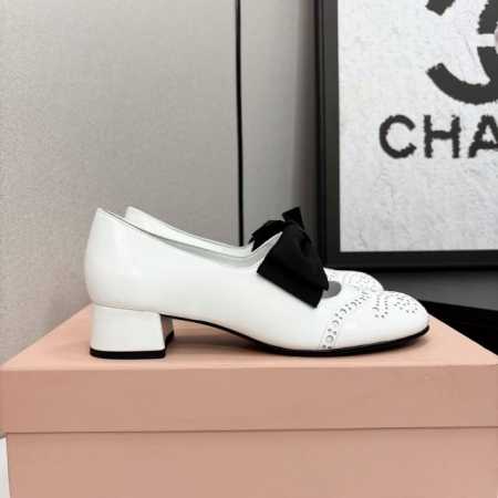 顶级品质miumiu缪缪25春夏走秀新款new arrival～粗跟圆头玛丽珍蝴蝶结松紧带单鞋！复古冲孔雕花细节质感满满～复古时髦～配个彩色袜子超好看～超减龄～ - 点击图像关闭
