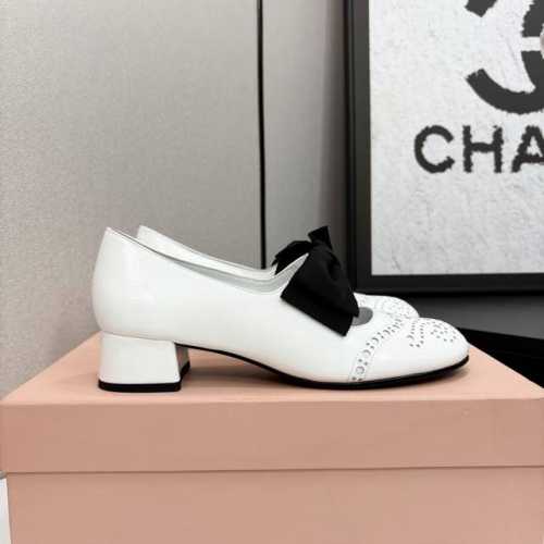 顶级品质miumiu缪缪25春夏走秀新款new arrival～粗跟圆头玛丽珍蝴蝶结松紧带单鞋！复古冲孔雕花细节质感满满～复古时髦～配个彩色袜子超好看～超减龄～
