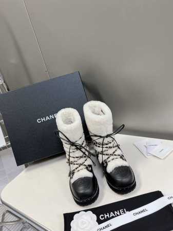 CHANE* ｜小香秋冬经典链条羊羔毛短靴 可帅气可温柔的小香靴子 链条也是它家的一个很经典的元素 搭配羊毛靴筒 设计真的绝绝子 看起来就是不一般的短靴 靴筒笔 - 点击图像关闭