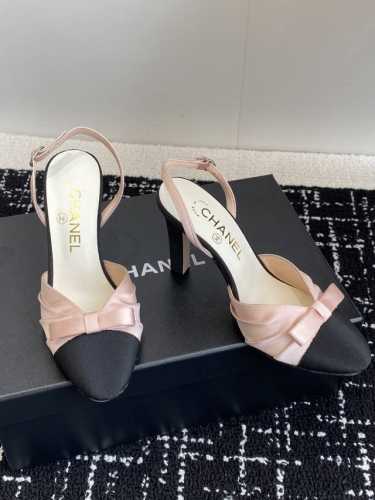 代购级 Chanel 小香 25ss早春新品 缎面蝴蝶结凉鞋系列法式风情 真是美到心尖尖上啦！ 优雅又浪漫的仙女应该就是这样吧极简的配色加上绸缎蝴蝶结深入人心