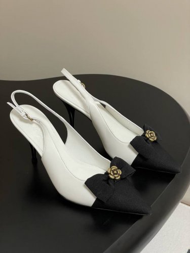 25Ss早春新品Chanel香奈儿 小香尖头蝴蝶结后空高跟凉鞋 山茶花扣高跟鞋 尖头设计:优雅显瘦，拉长腿部线条蝴蝶结装饰:甜美可爱，增添女性魅力高跟设计:显高