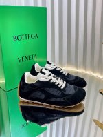 刘雯同款Bottega Veneta火爆新款运动鞋休闲鞋徳训鞋 bv 90年代复古风格为灵感 鞋面选用麂皮+防水布面料 呼应品牌标志性Intrecciato编织