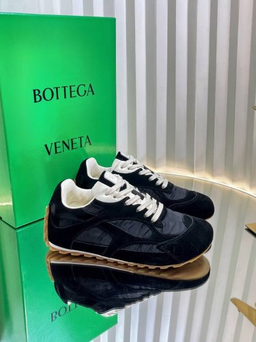 刘雯同款Bottega Veneta火爆新款运动鞋休闲鞋徳训鞋 bv 90年代复古风格为灵感 鞋面选用麂皮+防水布面料 呼应品牌标志性Intrecciato编织
